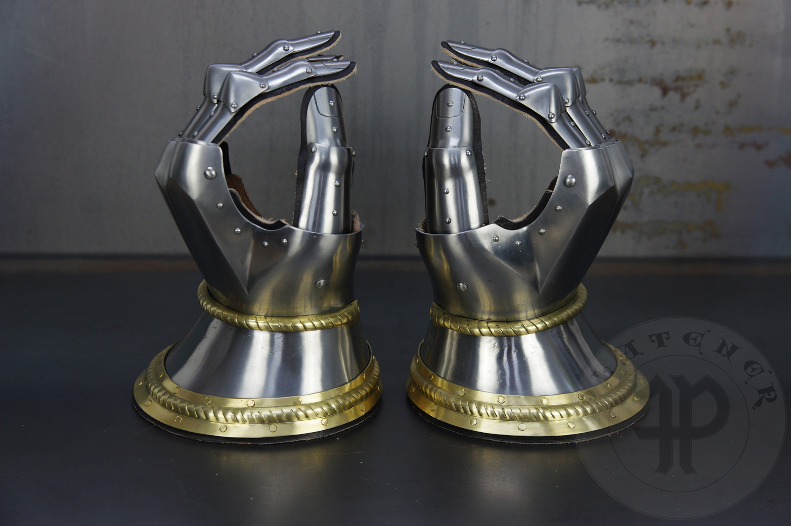Hourglass gauntlets forged without welding from medium carbon steel, heat hardened and tempered up to 42 HRC. Fingers in articulated construction inspired by finds from Sweden. Brass decoration with roping motive./Rkawice klepsydrowe wykonane bez spawania ze stali redniowglowej, hartowane i odpusczane do 42 HRC. Palce w konstrukcji segmentowej wzorowane na znaleziskach ze Szwecji. Mosine dekoracje z motywem linowym.